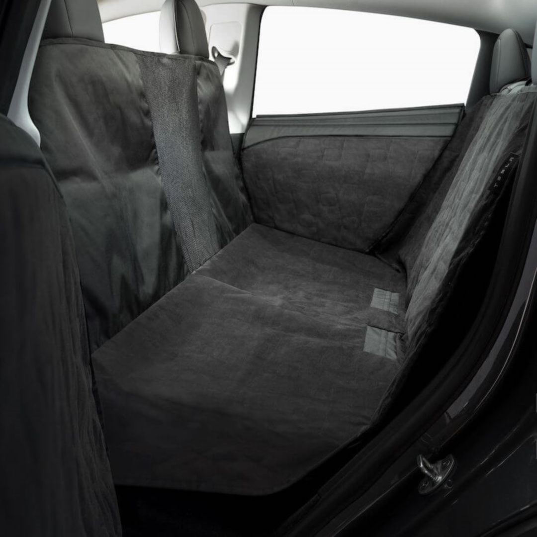 SMALL_專為 Model S3Y設計使用於第二排座位的車用寵物坐墊，採用吊掛式設計，搭配兩側車門防護墊，方便車主輕鬆安裝與拆卸。